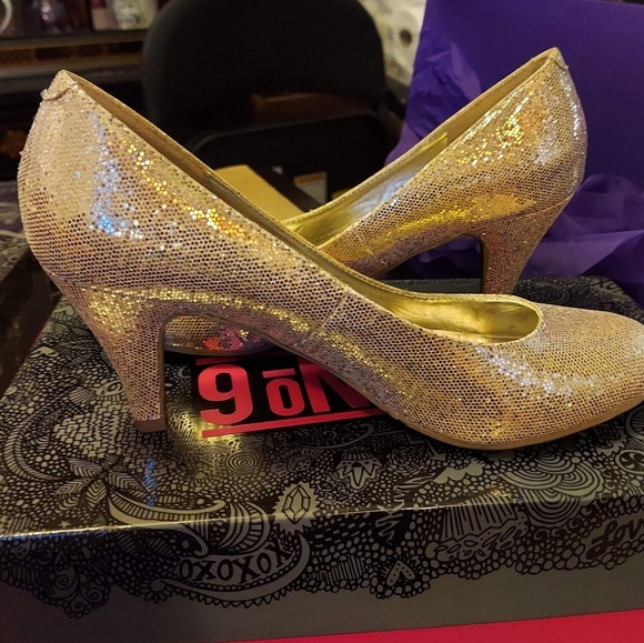 SHOES - Picture 2 of 2